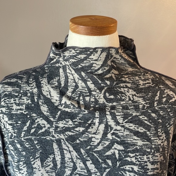 Trisha Tyler women’s mock neck gray print knit top long sleeve inside out stitch - Picture 5 of 14